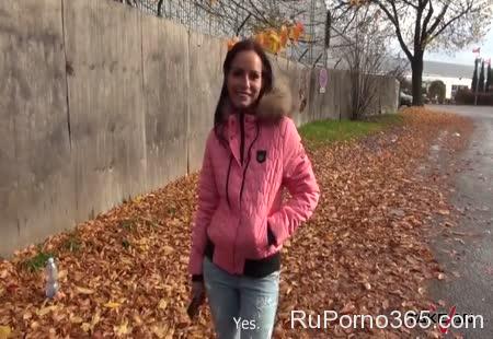 Девка пошла трахаться за деньги с пикапером