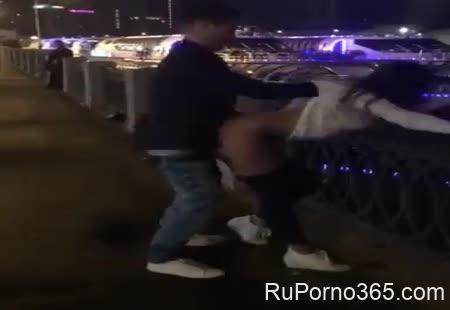 На набережной присунул раком член в письку студентке