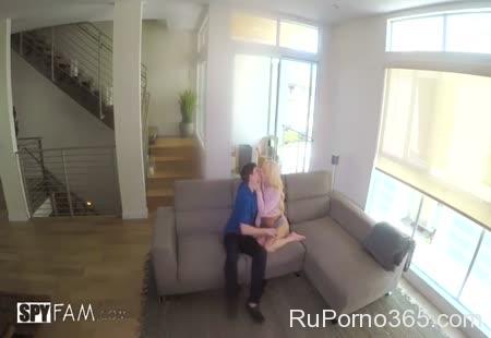 Парень на свидании трахает сразу двух разновозраст